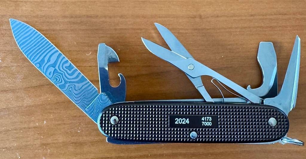 Victorinox Coltelli tascabile: Couteau Victorinox  Damast 2024 – Nuovo e nell'imballaggio originale da Hauterive NE venduto da hy644g 3