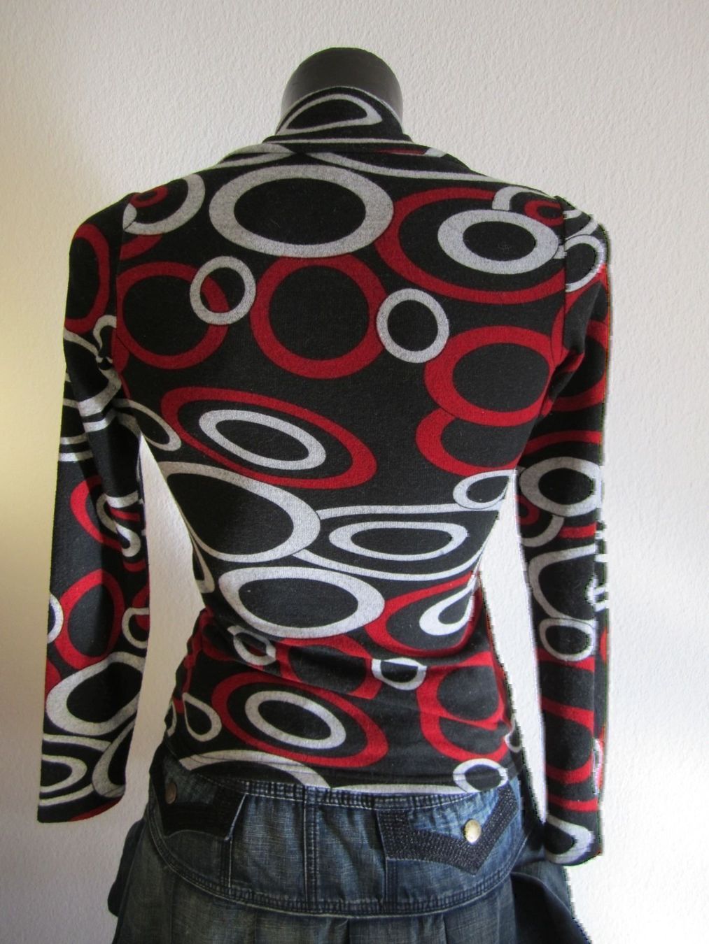 Top: Un top / pull pour les journées froides – Usato da Lausanne venduto da Kmm03 3