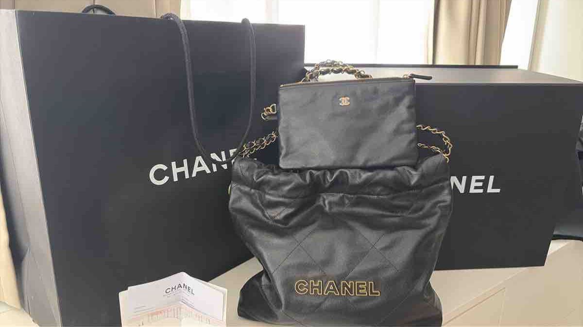 Chanel Taschen für Damen: Chanel 22 Schwarz caviar Leder small – Neu und originalverpackt aus Zürich von Loveluxery 1