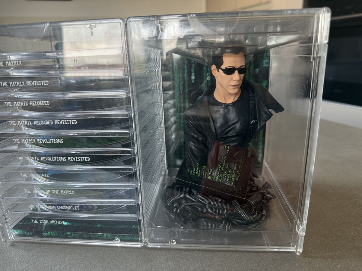 Alle DVDs: Ultimate Matrix Collection DVD Set mit Neo Figur – Neu und originalverpackt aus Holderbank AG von JohnPaul76 1