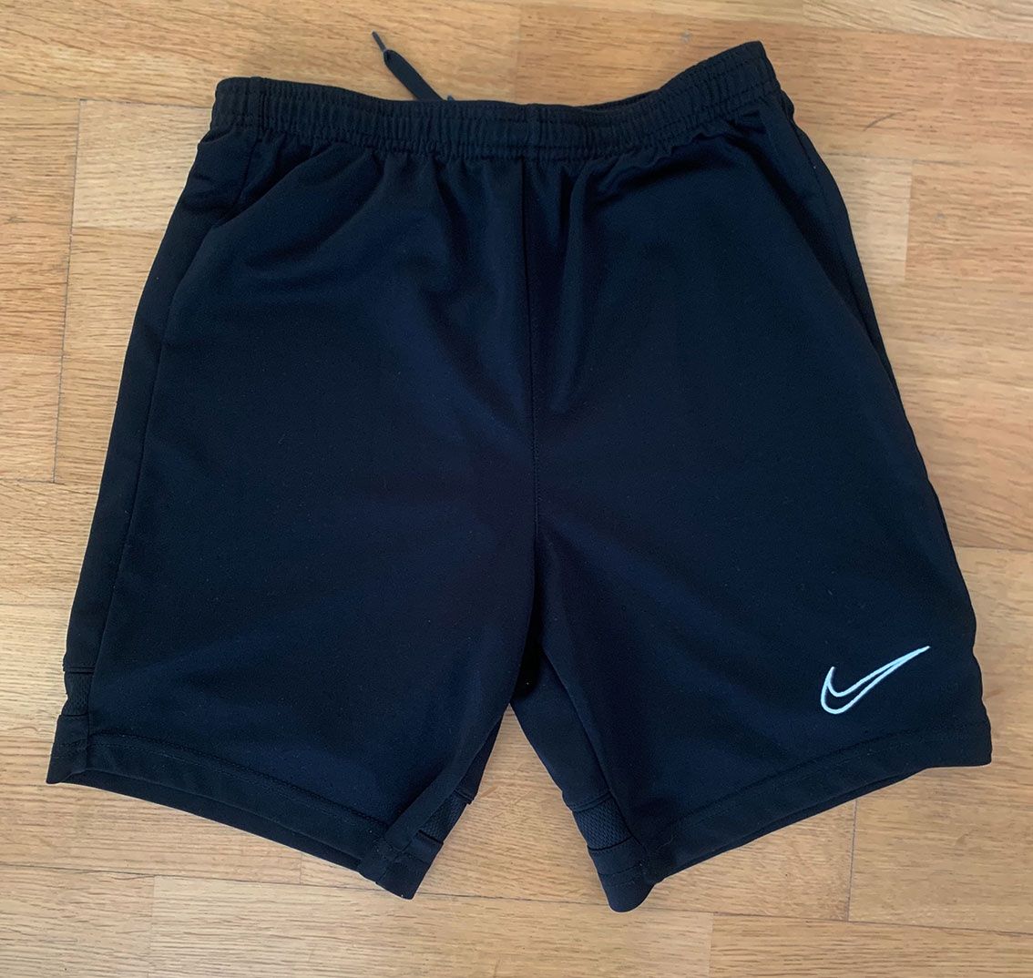 Nike Pantaloni: Nike Shorts Dri-FIT Academy – Usato da herrliberg venduto da flora8008
