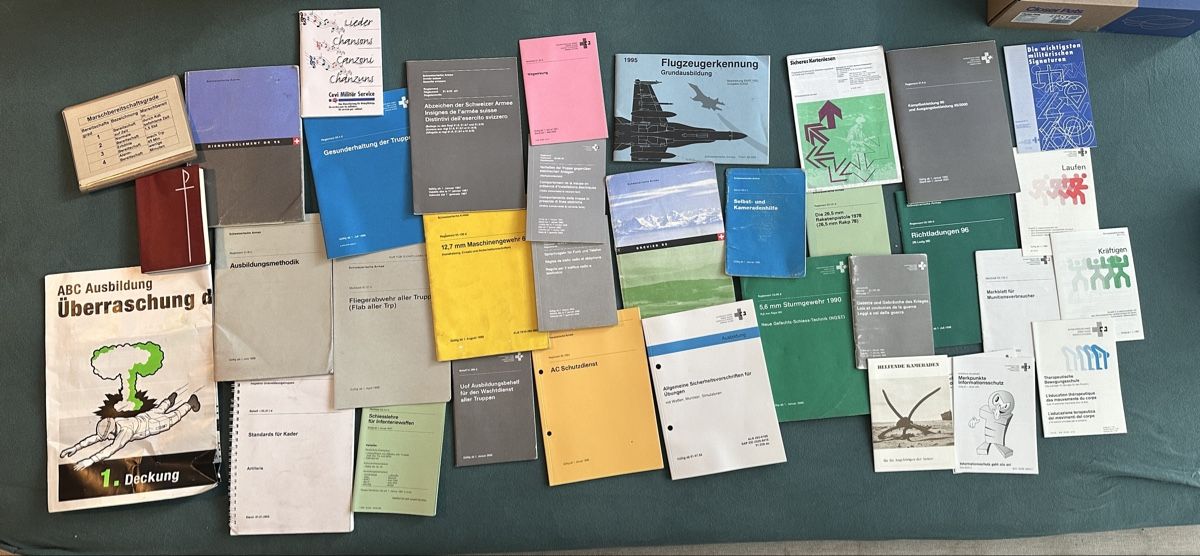 Libri: Schweizer Armee: Umfangreiche Sammlung von Reglementen – Usato da Zürich venduto da JJ_83