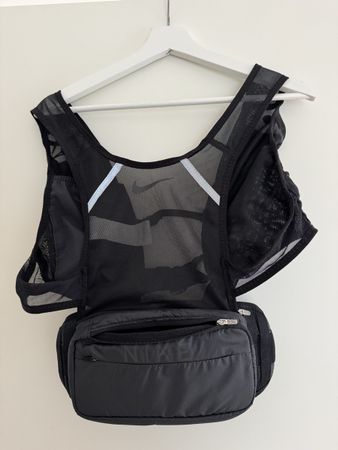 Nike Sport-Gilet mit integrierter Bauchtasche – ideal für Jo