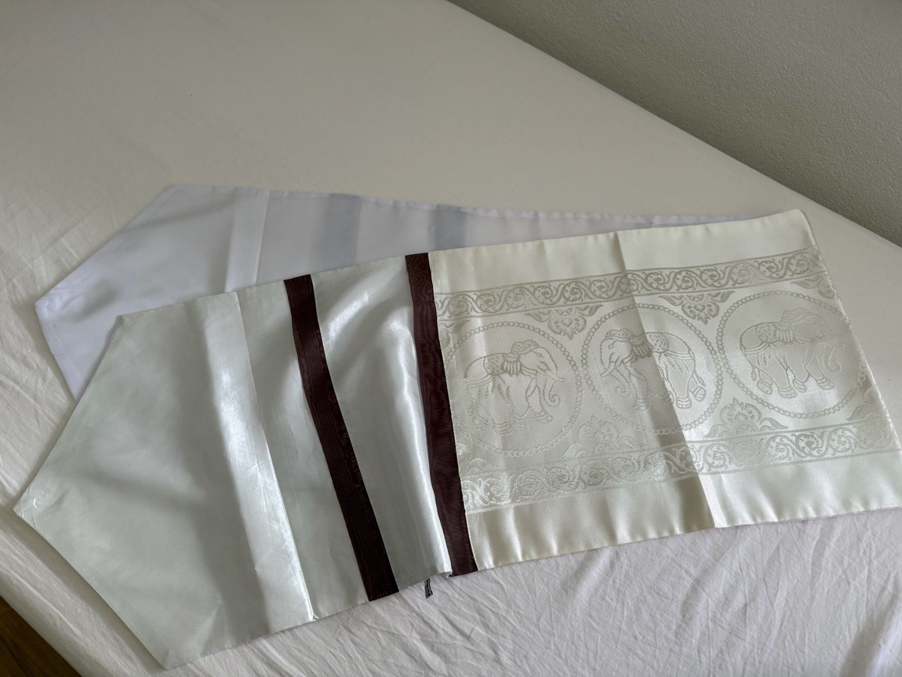 Autre linge de table: Chemin de table en soie – D'occasion à Sion par accroshoes 1