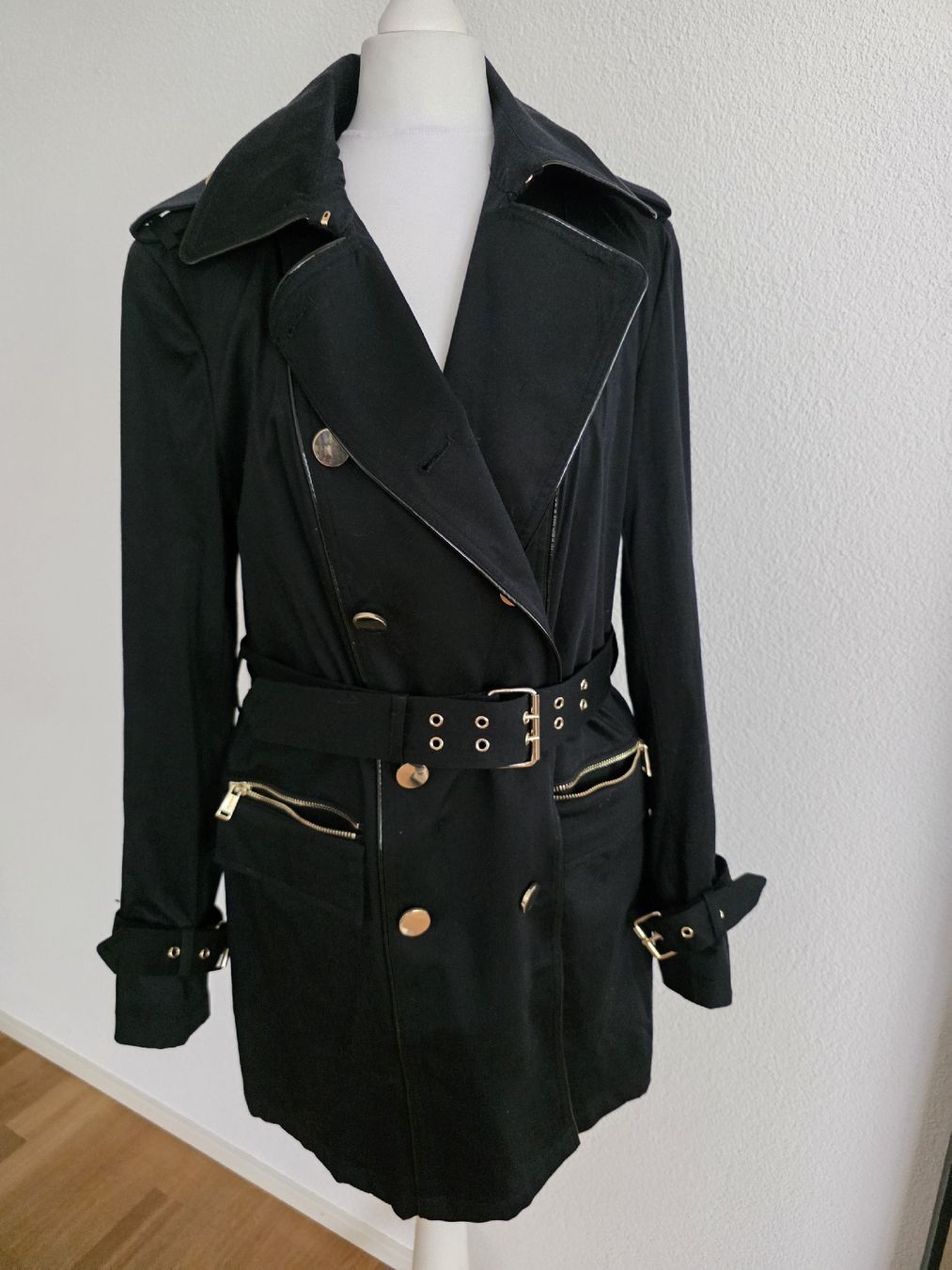 Guess Cappotti: dunkelblauer Guess Trenchcoat, Grösse M – Usato da Kerns venduto da d_s_obwalden