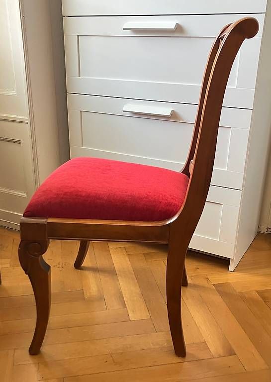 Stühle: Chaise bois et velours rouge – Gebraucht aus Genève von Capt3 1