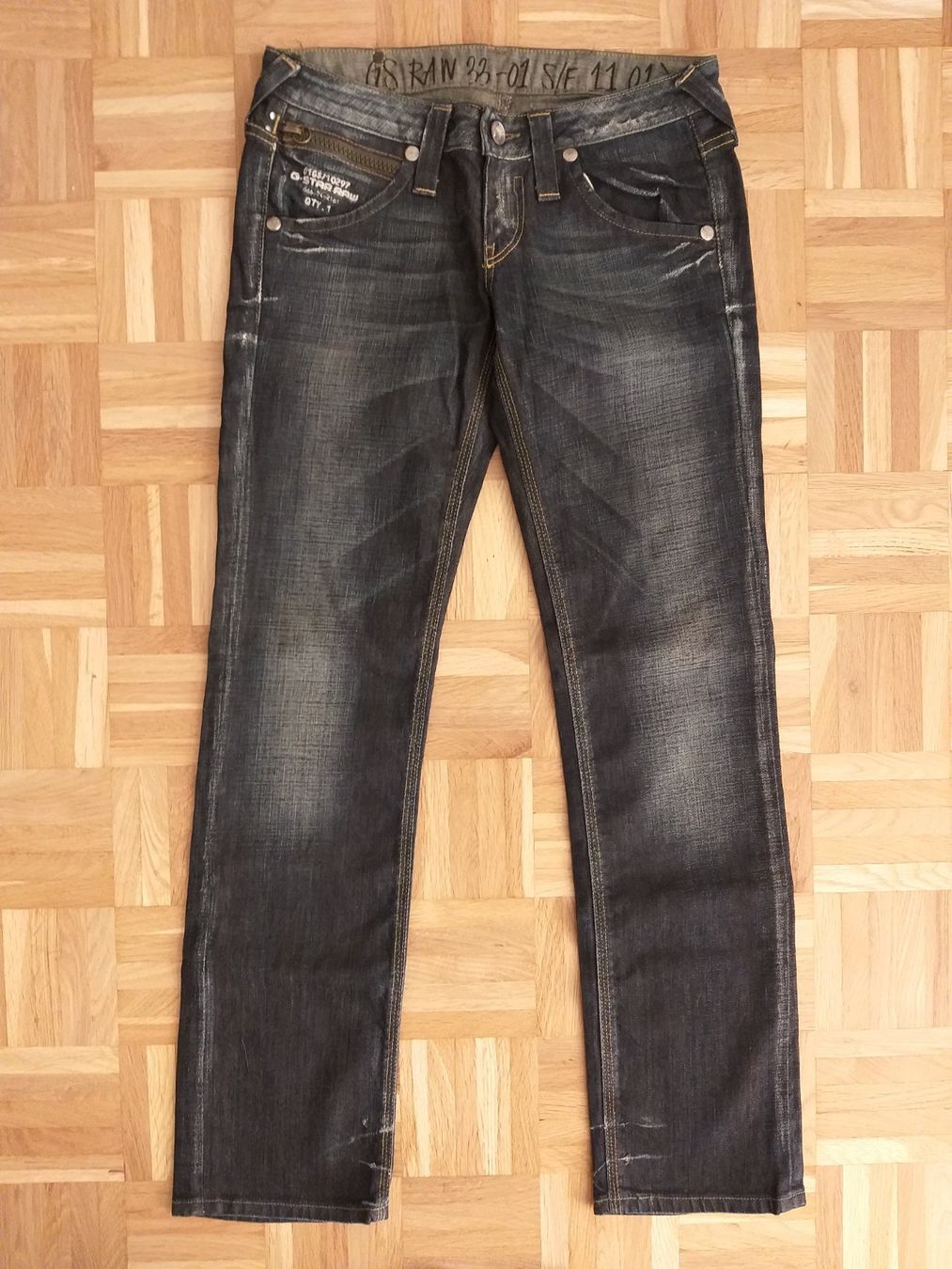 G-Star Jeans: G-STAR RAW Jeans STUDS STRAIGHT WMN taille / Grosse W28 – Gebraucht aus Cossonay-ville von Super-Price-Quality