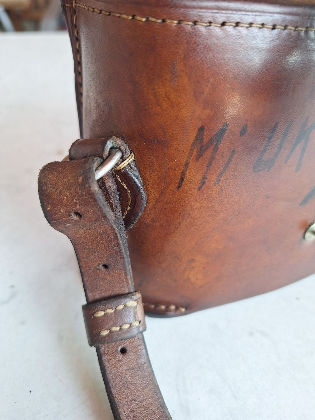Schweizer Armee Borse: LEDERTASCHE SCHWEIZ.MILITÄR 1946 – Usato da Huttwil venduto da Kunterbuntli 1