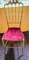 Chaise dorée vintage avec assise bordeaux, chic!