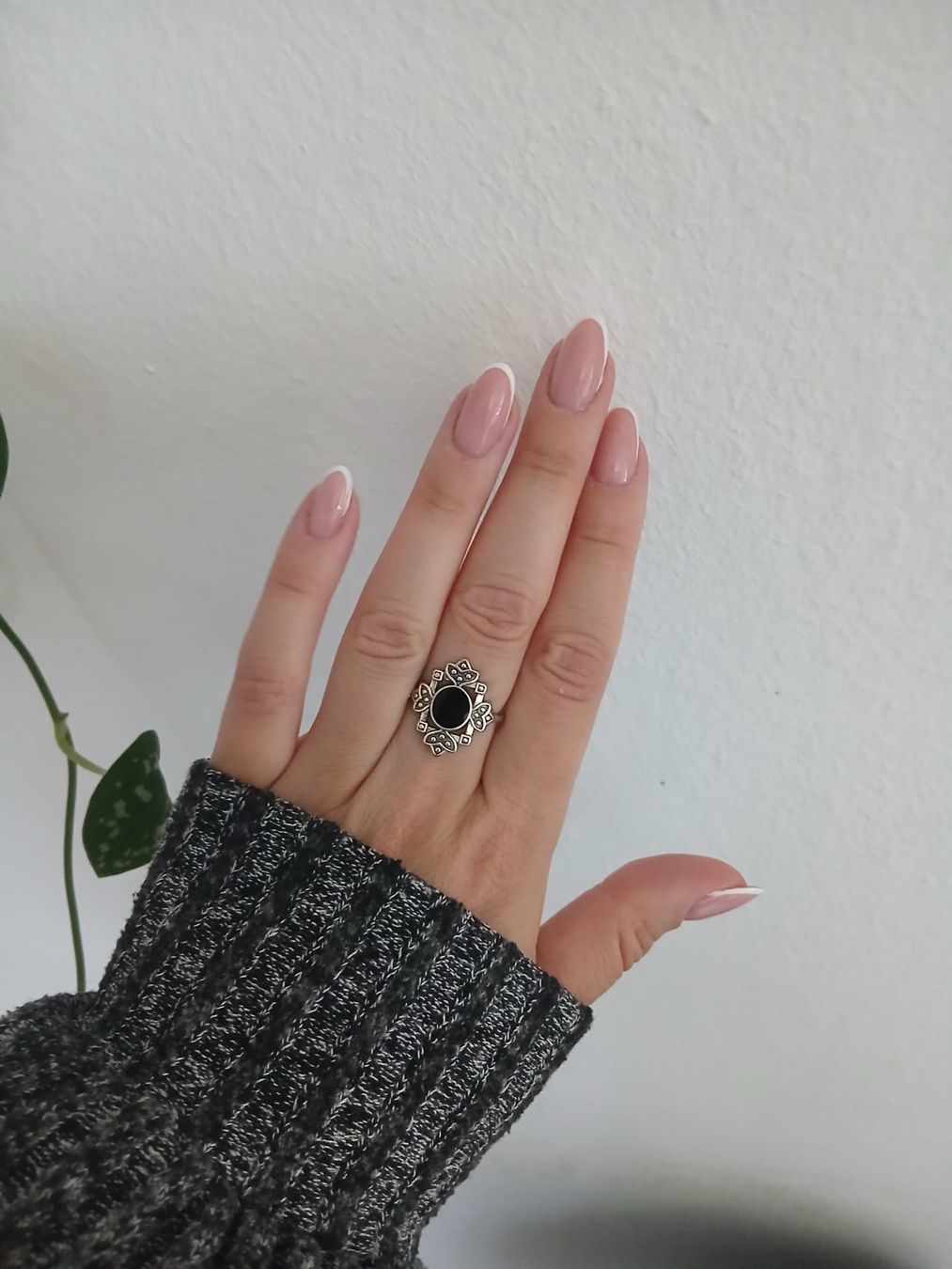 Anelli: Ring mit schwarzem Stein Silber farbenes Design gebraucht – Nuovo (secondo la descrizione) da Balsthal venduto da Leila_Luna