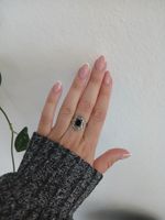 Ring mit schwarzem Stein Silber farbenes Design gebraucht