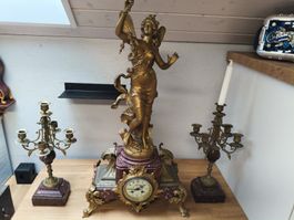 Schöne Grosse Pendule mit 2 Kerzenständer.