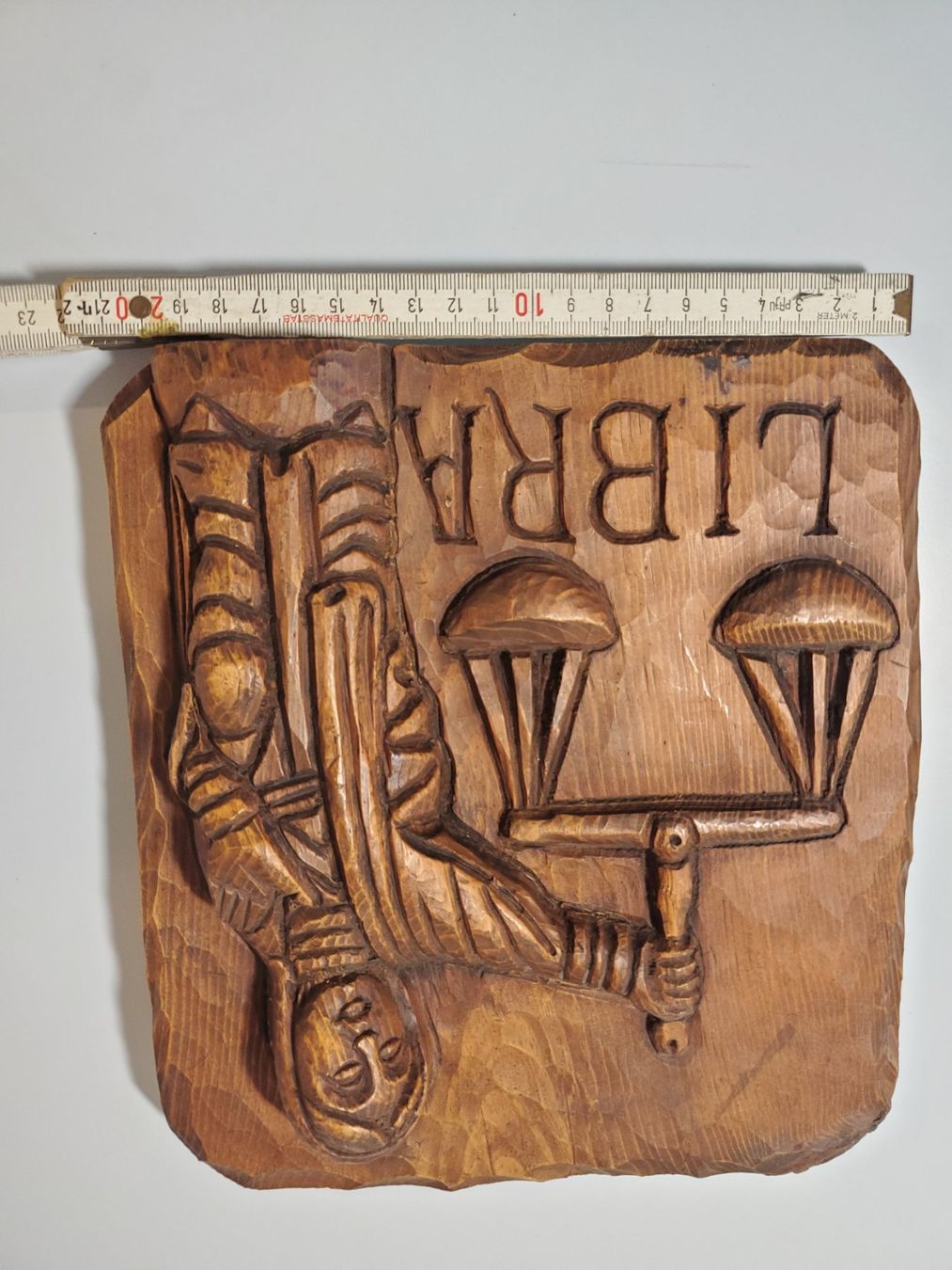 Articoli in legno: handgeschnitzte Holztafel – Usato da Zürich venduto da dalia89