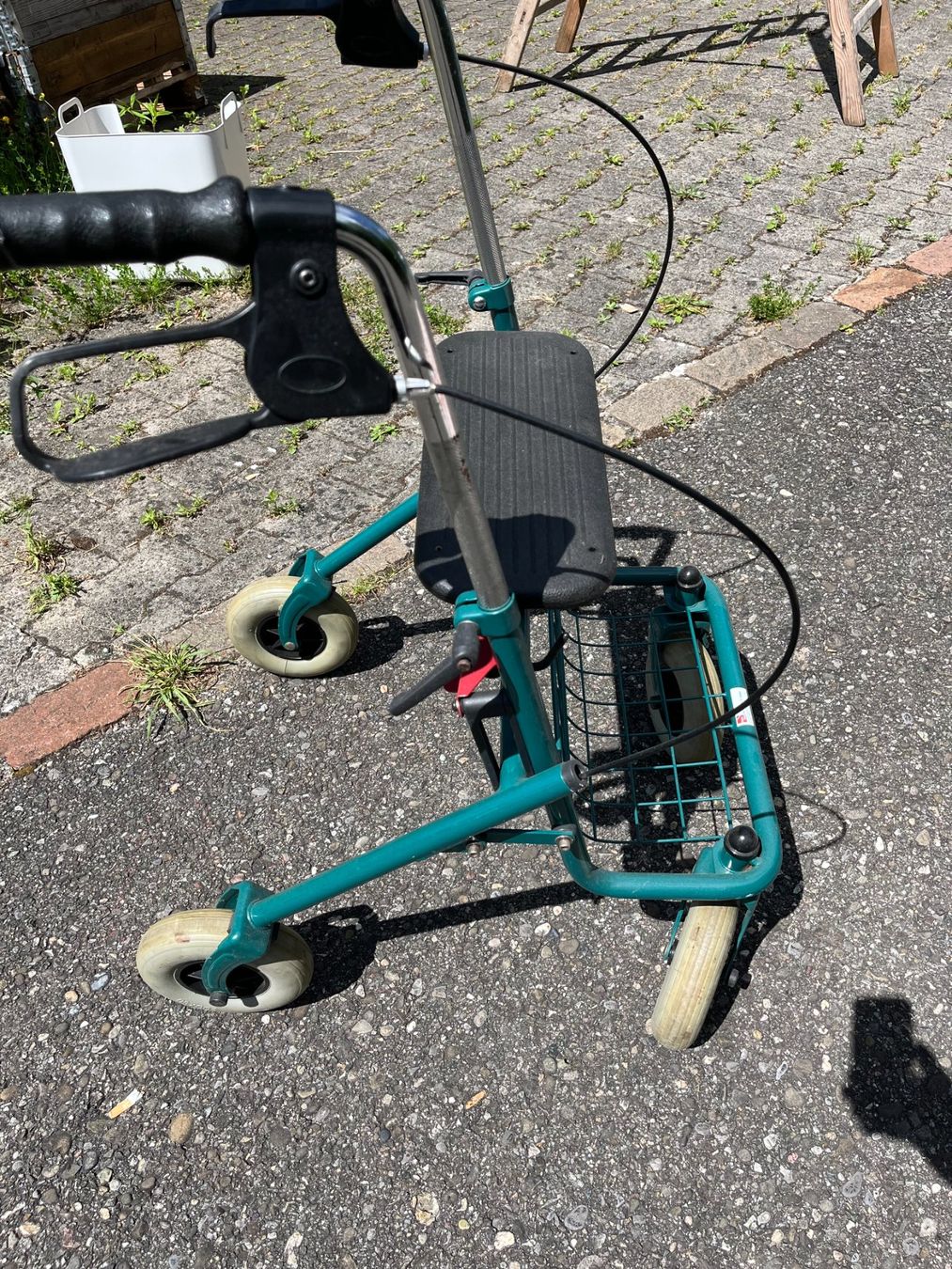 Ausili per la deambulazione: Rollator Gehhilfe mit Sitz & Korb – Usato da Leuggern venduto da Yzerman2 4