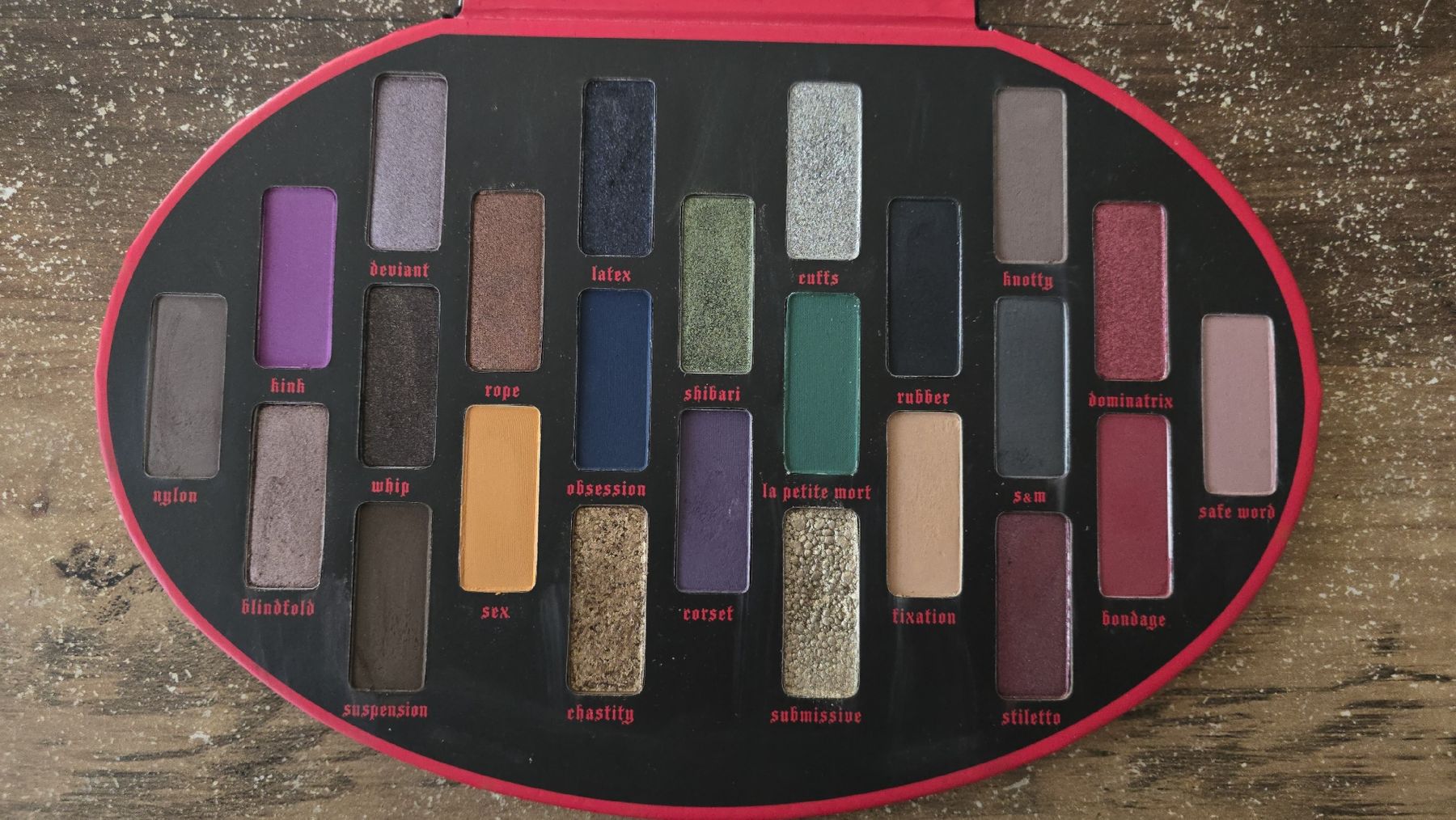 Make-up: Eyeshadow palet : Kat von D - Fetish, never used – Nuovo (secondo la descrizione) da Zürich venduto da lar_d9pc 2