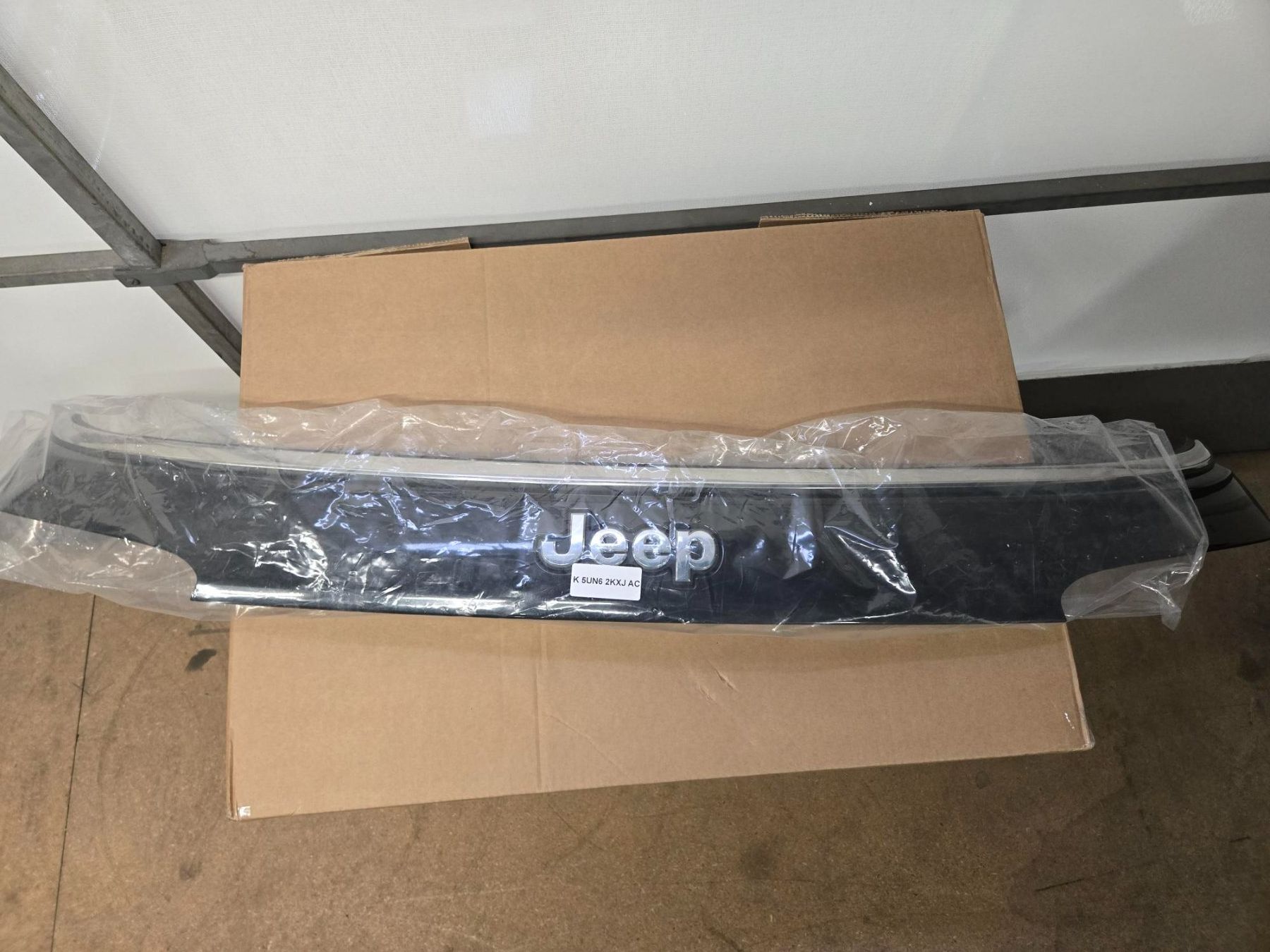 Jeep Tutti pezzi di ricambio auto: Zierleiste hinten Jeep Compass 5UN62KXJAC – Nuovo (secondo la descrizione) da Winterthur venduto da 8406Winterthur 1