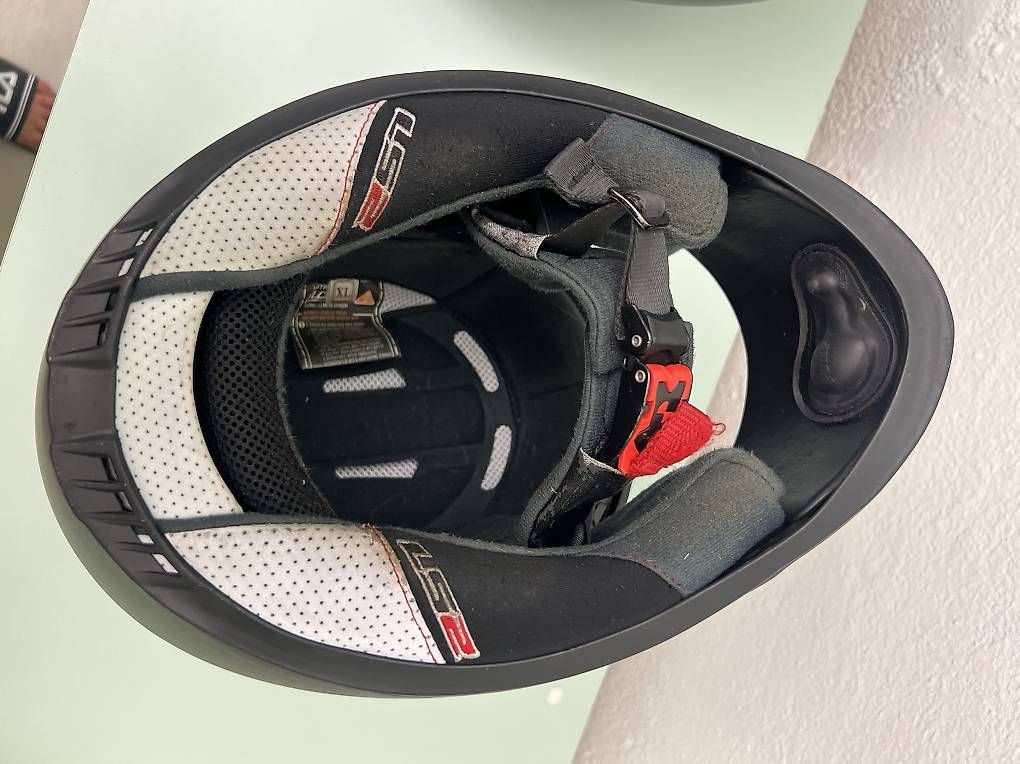 Helme & Visiere: LS2 Motorradhelm Integralhelm  Grösse XL  schwarz – Gebraucht aus Dietikon von DStella66 3