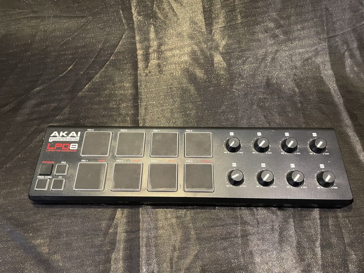 Akai Strumenti musicali: Akai Professional LPD8 Laptop Pad Controller gebraucht – Usato da Gümligen venduto da ModestMan