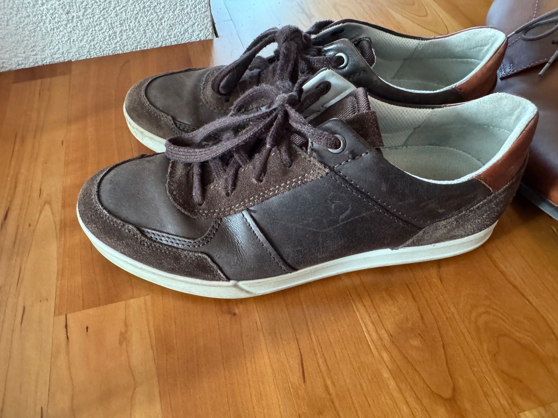 Scarpe per ragazzi: 2 Paar Kinderschuhe 39 und 40 – Usato da Schüpbach venduto da digase 1