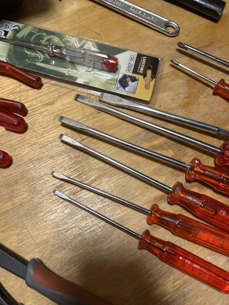 Tutti gli attrezzi: Assortiment outils avec boîte  – Usato da Corcelles NE venduto da Avossouhaits 2