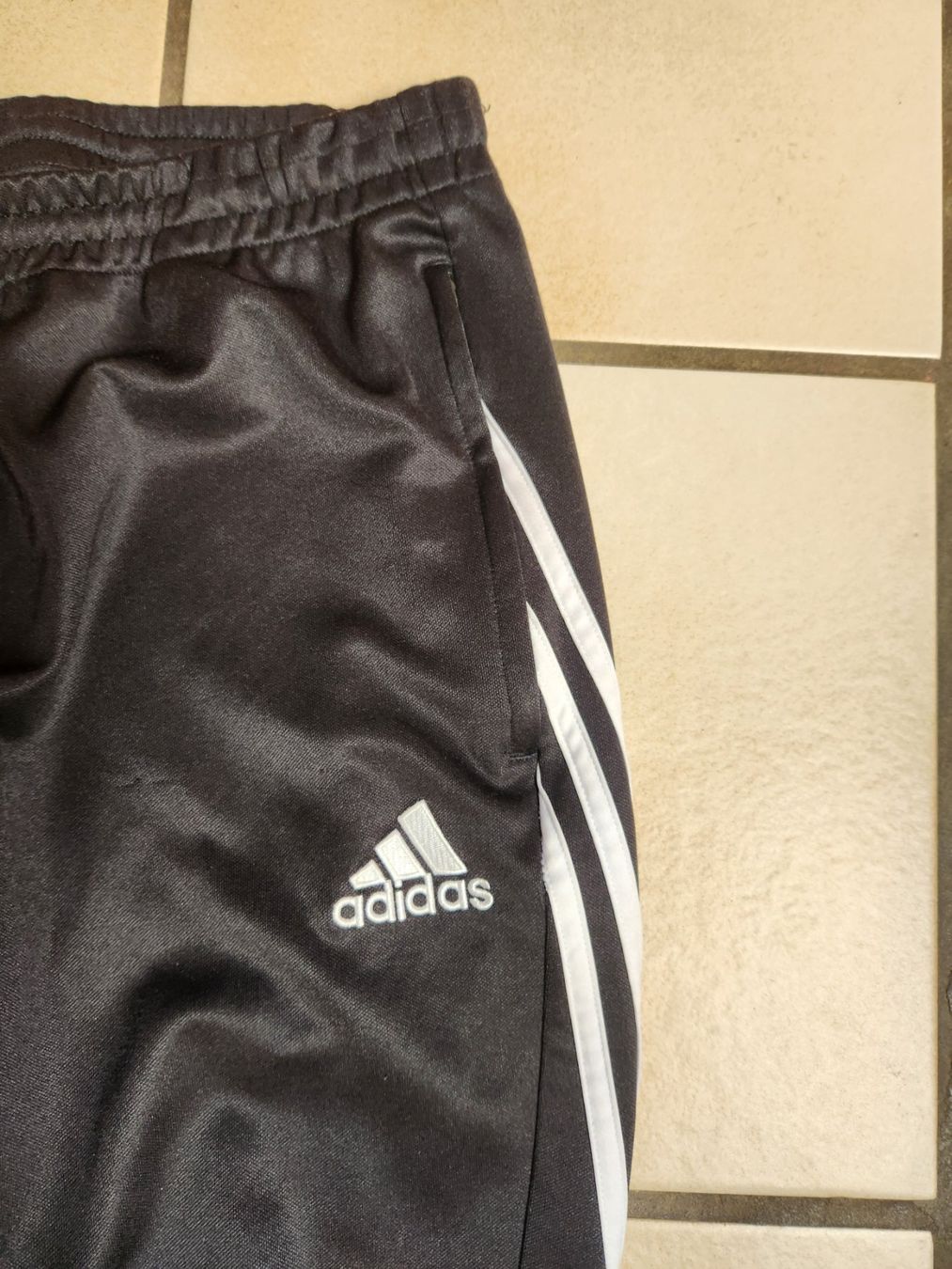 Adidas Pantaloni: Adidas Trainerhose Gr.M Schwarz – Usato da Gstaad venduto da Meiel2020 4