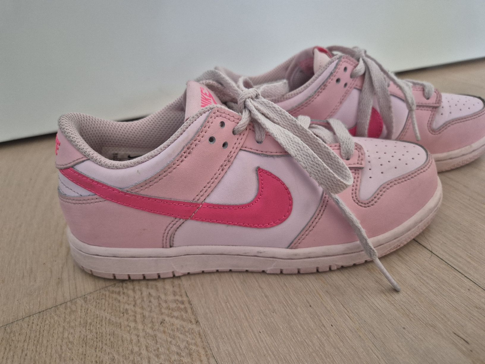 Nike Scarpe per ragazze: Schöne Nike Sneakers Gr. 35 – Usato da Aeugst am Albis venduto da miizli