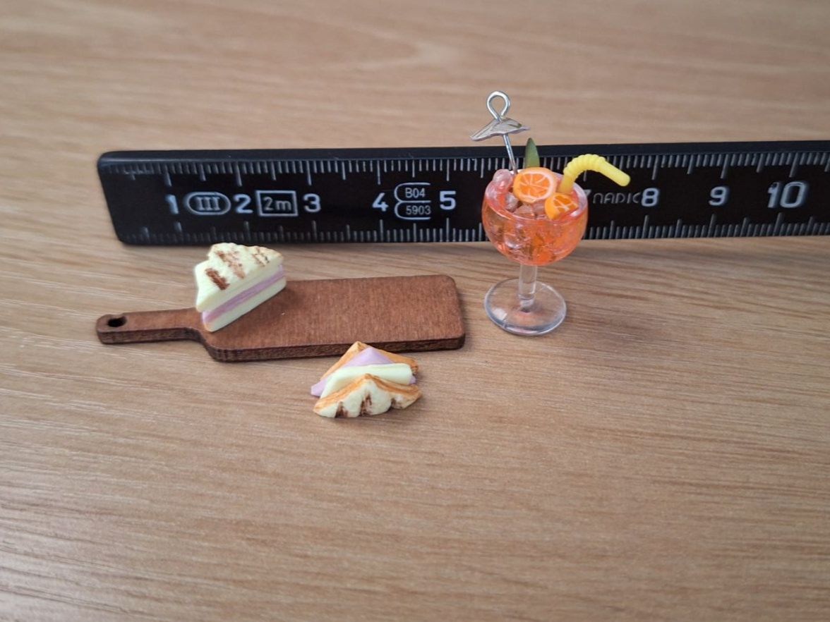 Case e mobili per bambole: Aperol Spritz mit Cocktailschirmchen und  Sandwich – Nuovo (secondo la descrizione) da Zürich venduto da HandmadeTinyFood 1