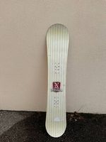 Snowboard 143 cm avec design en cuire
