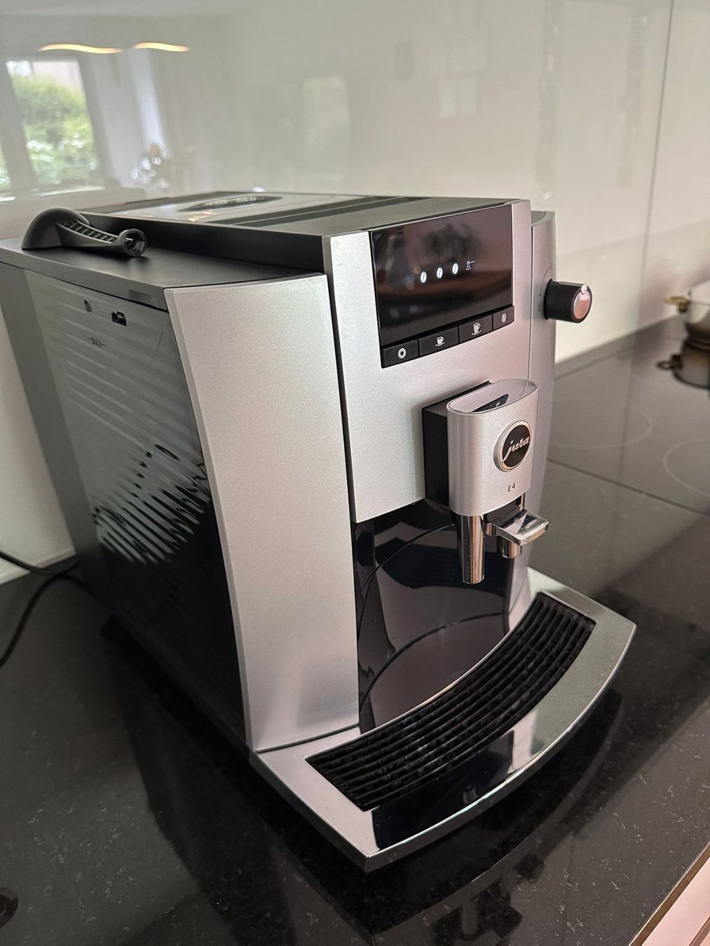 Jura Macchine per caffè & Macchine per espresso: Jura E4 Kaffeevollautomat / Kaffeemaschine – Usato da Burgdorf venduto da interstellar2 3