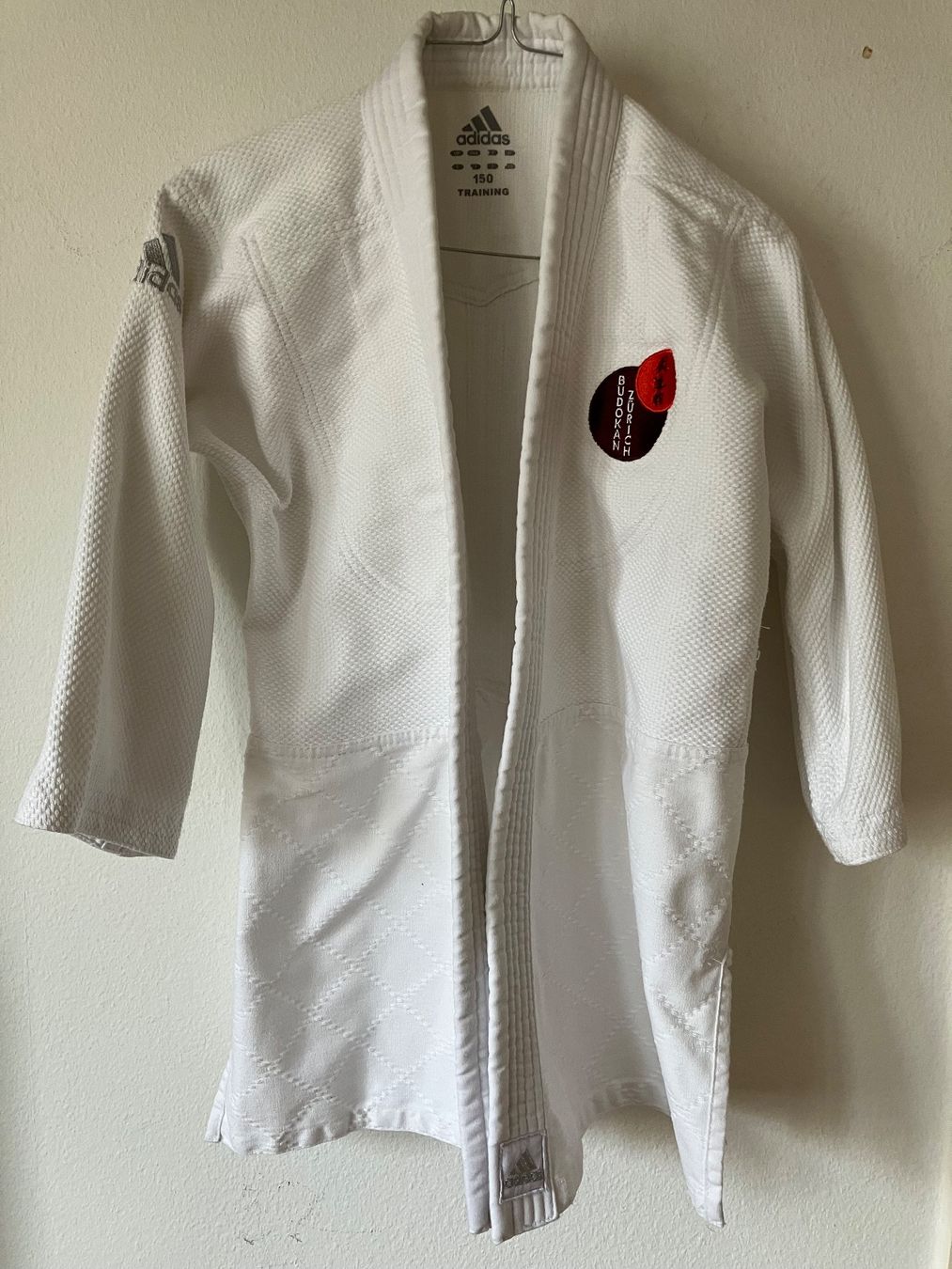 Completi: Gi Judo/Ju-jitsu Trainingsanzug, Grösse 150 – Usato da Zürich venduto da MonkeyTunes