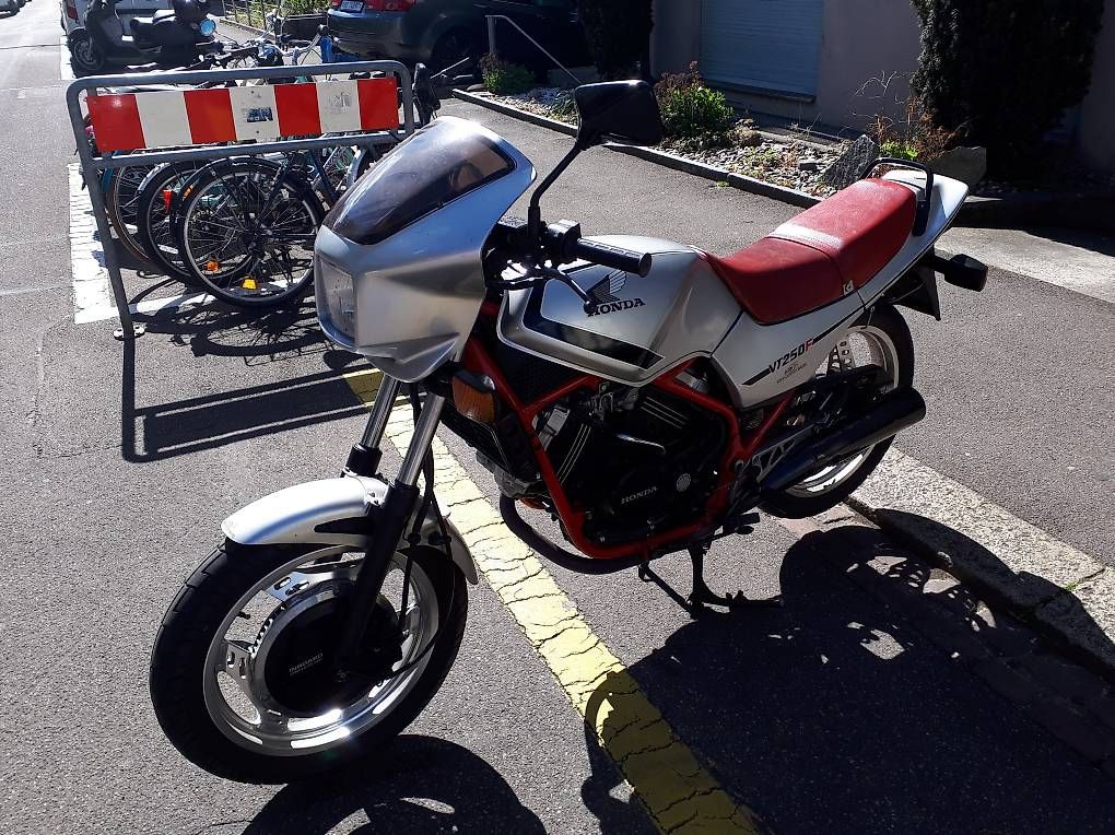 Strada: Honda VT 250 F 1983 – Usato da Basel venduto da Vfsteve 1