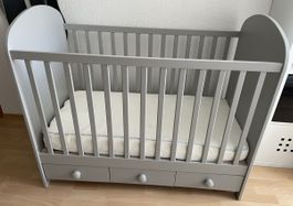 Babybett, grau, mit Matratze und Schubladen, Top Zustand