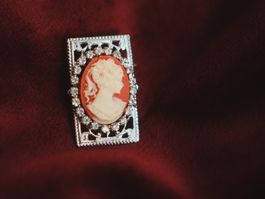Kameebrosche mit klassischem Damenprofil, filigrane Fassung