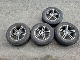 4 Jantes avec pneus d'hiver 215/65 R16