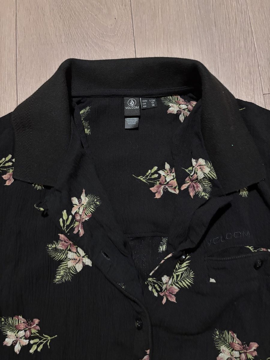 Volcom Camicette: Neue Volcom Damen Bluse, Gr. L, Schwarz mit Blumenmuster – Nuovo (secondo la descrizione) da Andelfingen venduto da Niki214 1
