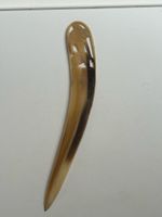 Haarnadel Horn geschnitzt mit Figuren und Blumen,(S42)