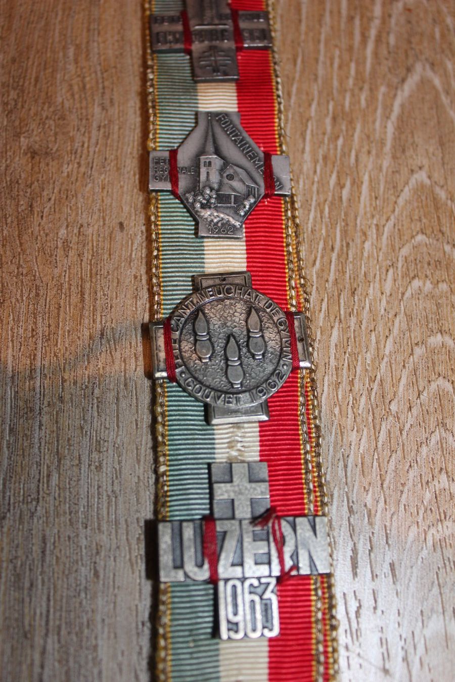 Plaketten & Abzeichen: 13 badges ancien années 60 – Gebraucht aus Travers von ColibriRoseOrange 1