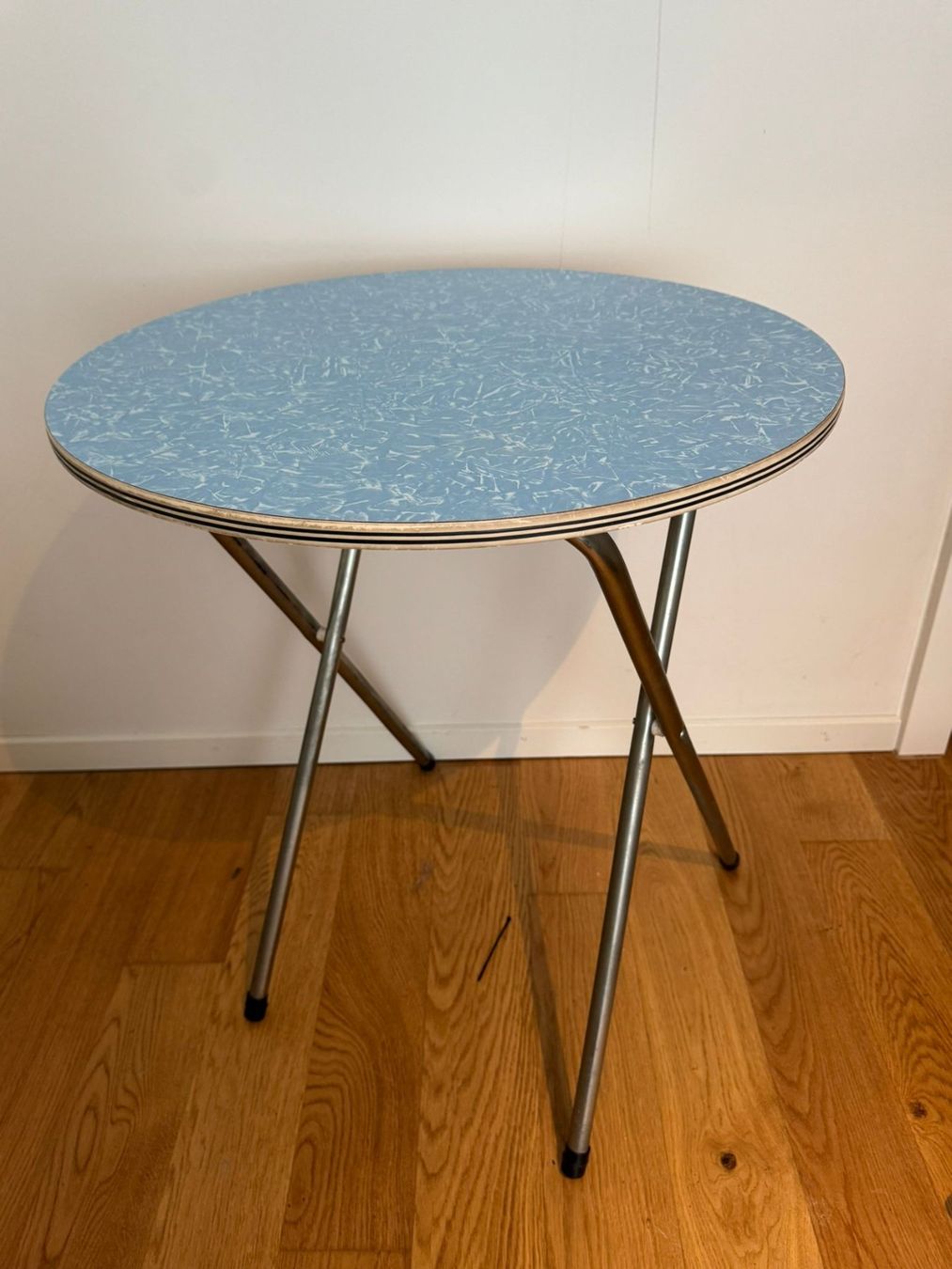 Tavoli: Retro blue marble folding side table, perfect for spring! – Usato da Luzern venduto da kim_my9c