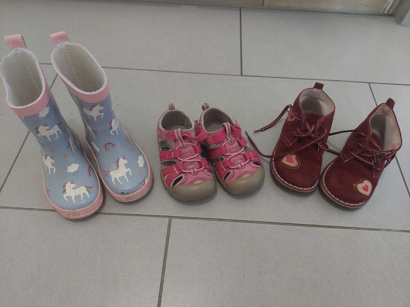 Scarpe per ragazzi: 3 Paar Kinderschuhe Grösse 22 – Usato da Gränichen venduto da JaelRoost