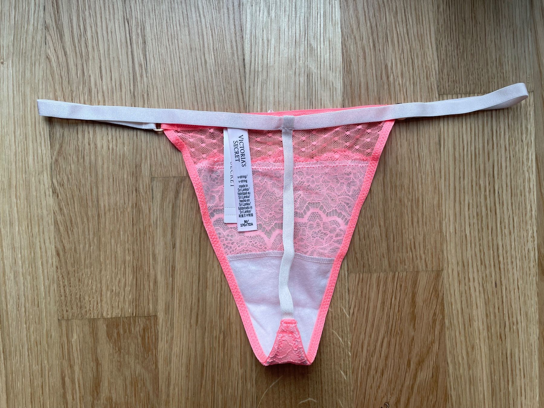 Victoria's Secret Altra biancheria intima: Victoria’s Secret V-String Thong M NEW – Nuovo e nell'imballaggio originale da Dübendorf venduto da VSAngel 2