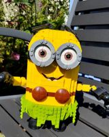 Lego Minion mit Hula-Rock - Sommer Deko Figur: H 30 cm