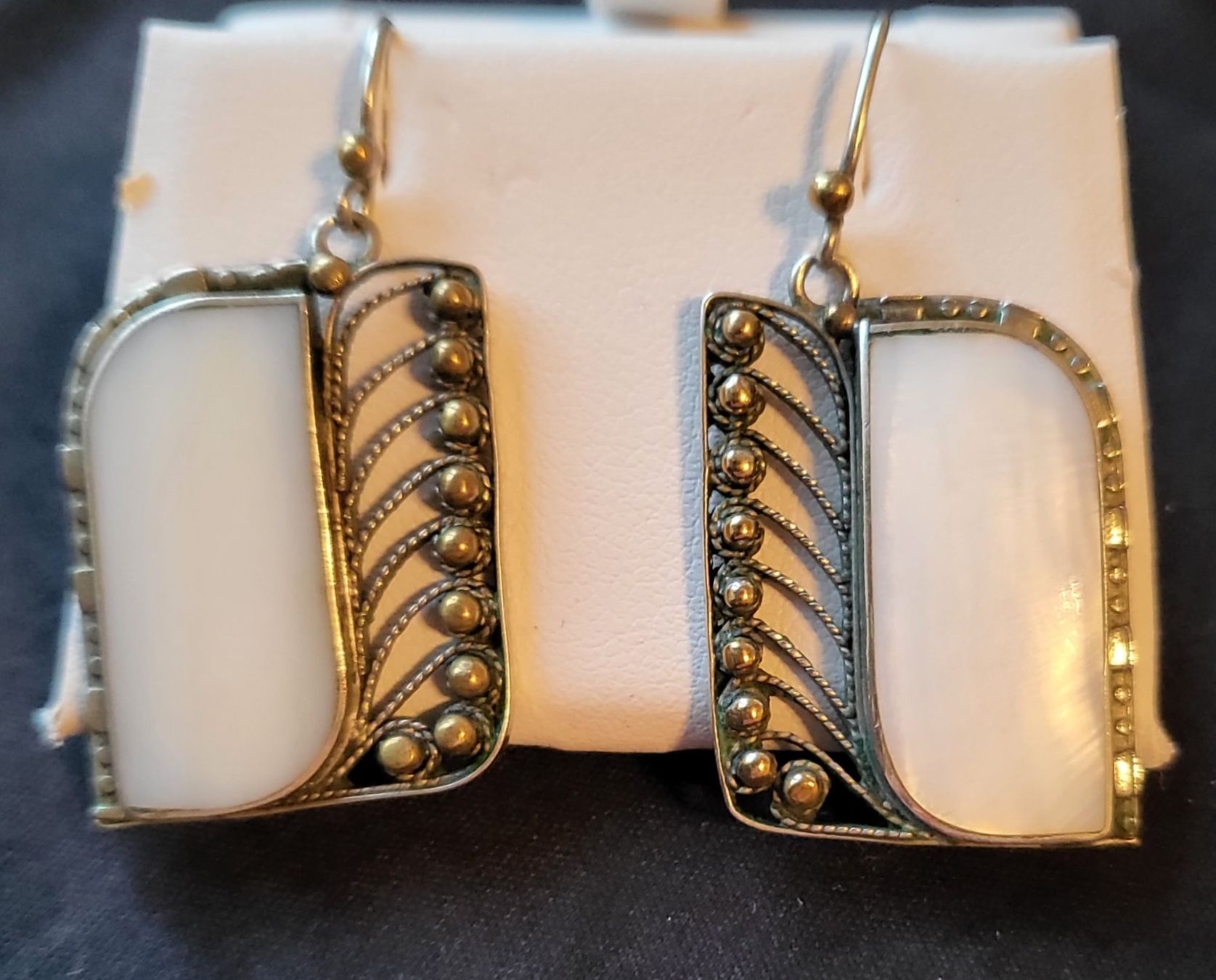 Boucles d'oreille: Boucles d'oreilles en cupronickel avec nacre. – D'occasion à Neuchâtel par wikit