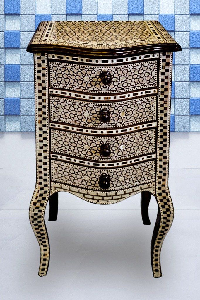 Comodini: Table de chevet nacrée  style Louis XV. – Usato da geneve venduto da louisart