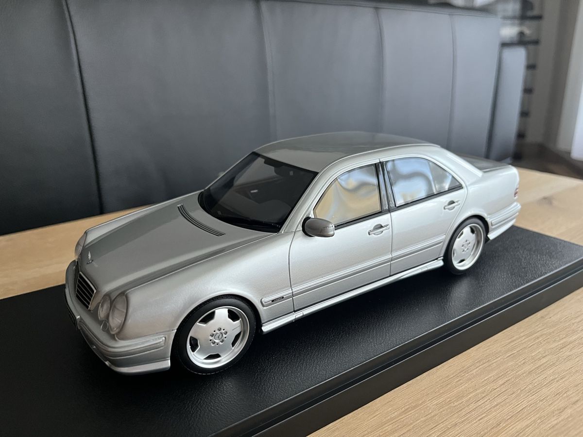 Otto Models Modellini d'auto: Mercedes-Benz E55 AMG 1/18 Ottomobile – Nuovo e nell'imballaggio originale da Léchelles venduto da Mlinspiration