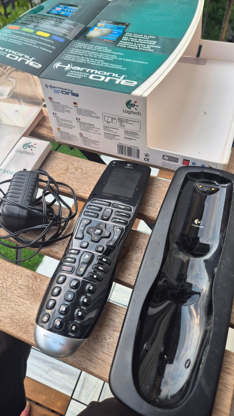 Logitech Fernbedienungen: Logitech Harmony One Universalfernbedienung OVP – Gebraucht aus Zürich von Pwrslv 1