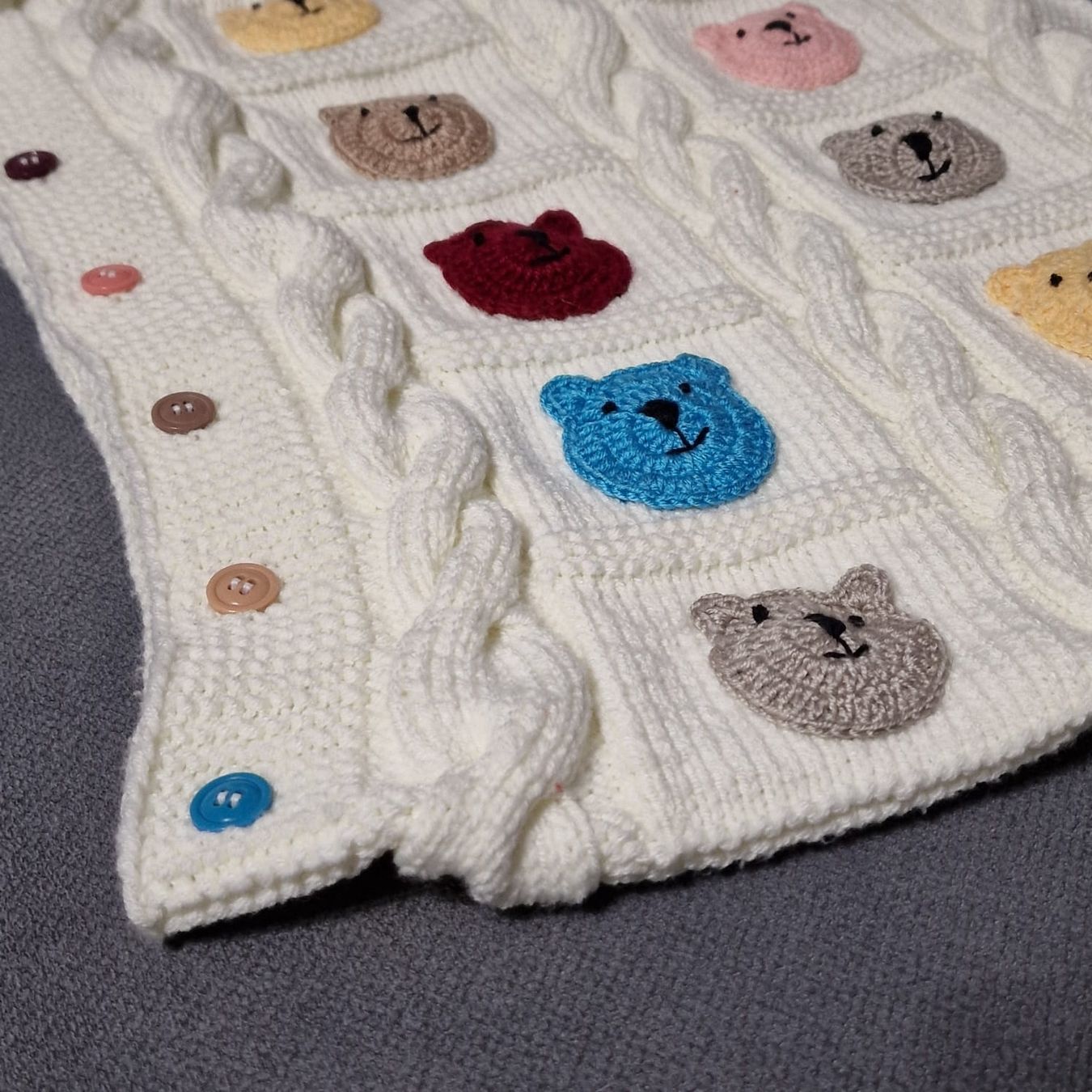 Couvertures: Handgestrickte Babydecke mit Bären – Neuf avec emballage d'origine à Grafstal par sel_yil 1