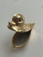 Anhaenger Ente Goldfarben mit rotem Stein (S24)