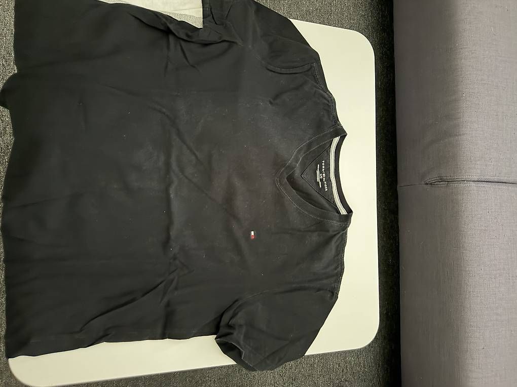 T-shirts: Diverse Tommy Hilfiger Basic Shirts – D'occasion à Märstetten par sha_9p7c 4