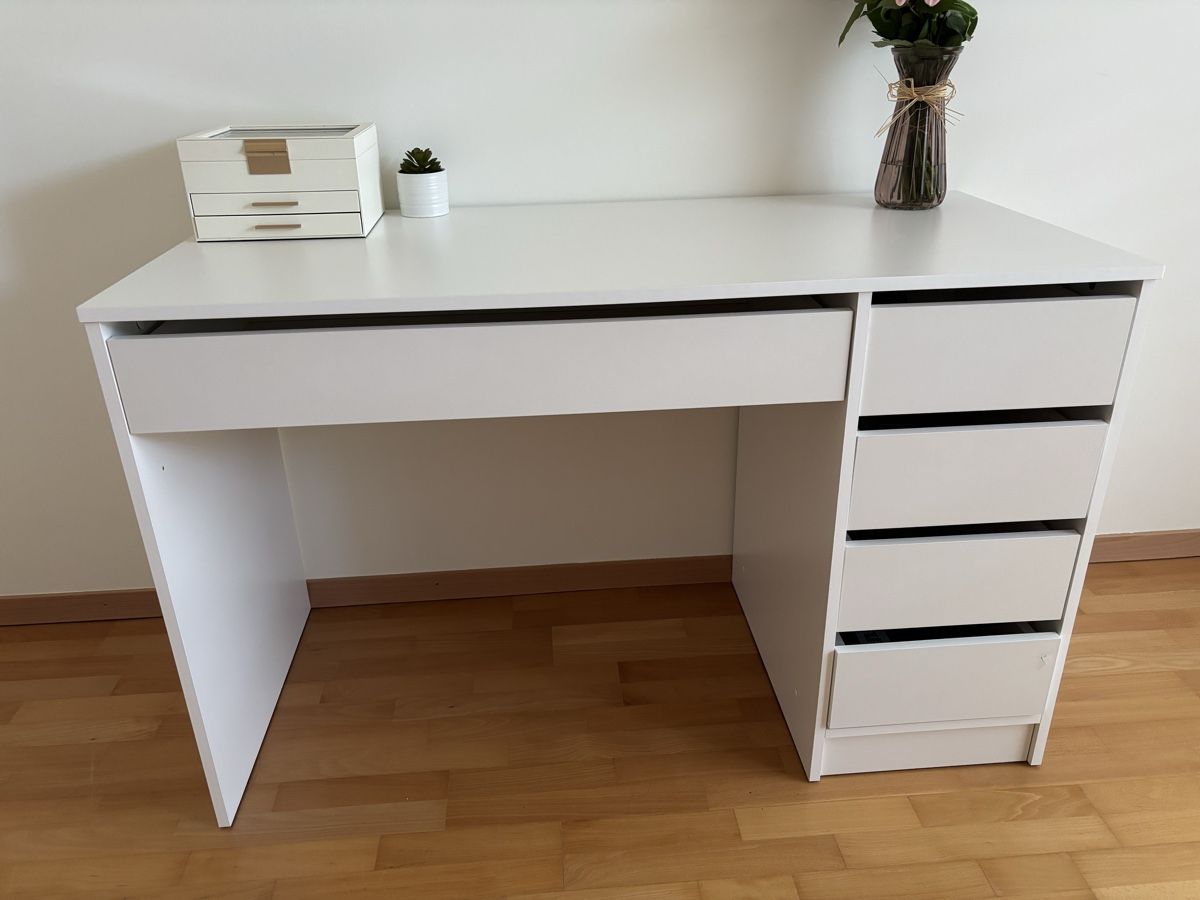 Bureaux: Schreibtisch – D'occasion à Forch par Jasm222