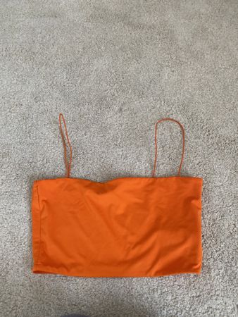Trendiges orangefarbenes Crop Top - Sommer Must-Have!